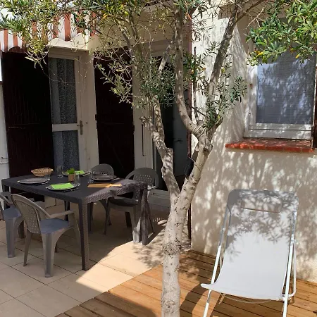 Les Marines Iii: Seaside Comfort With Garden Apartment