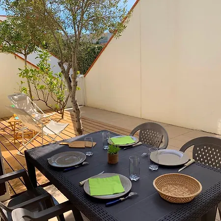 Les Marines Iii: Seaside Comfort With Garden Apartment *
