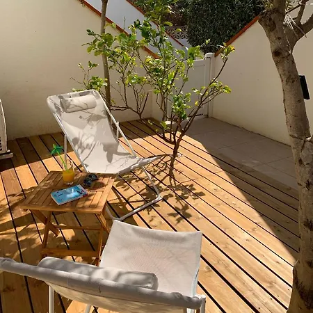 Les Marines Iii: Seaside Comfort With Garden